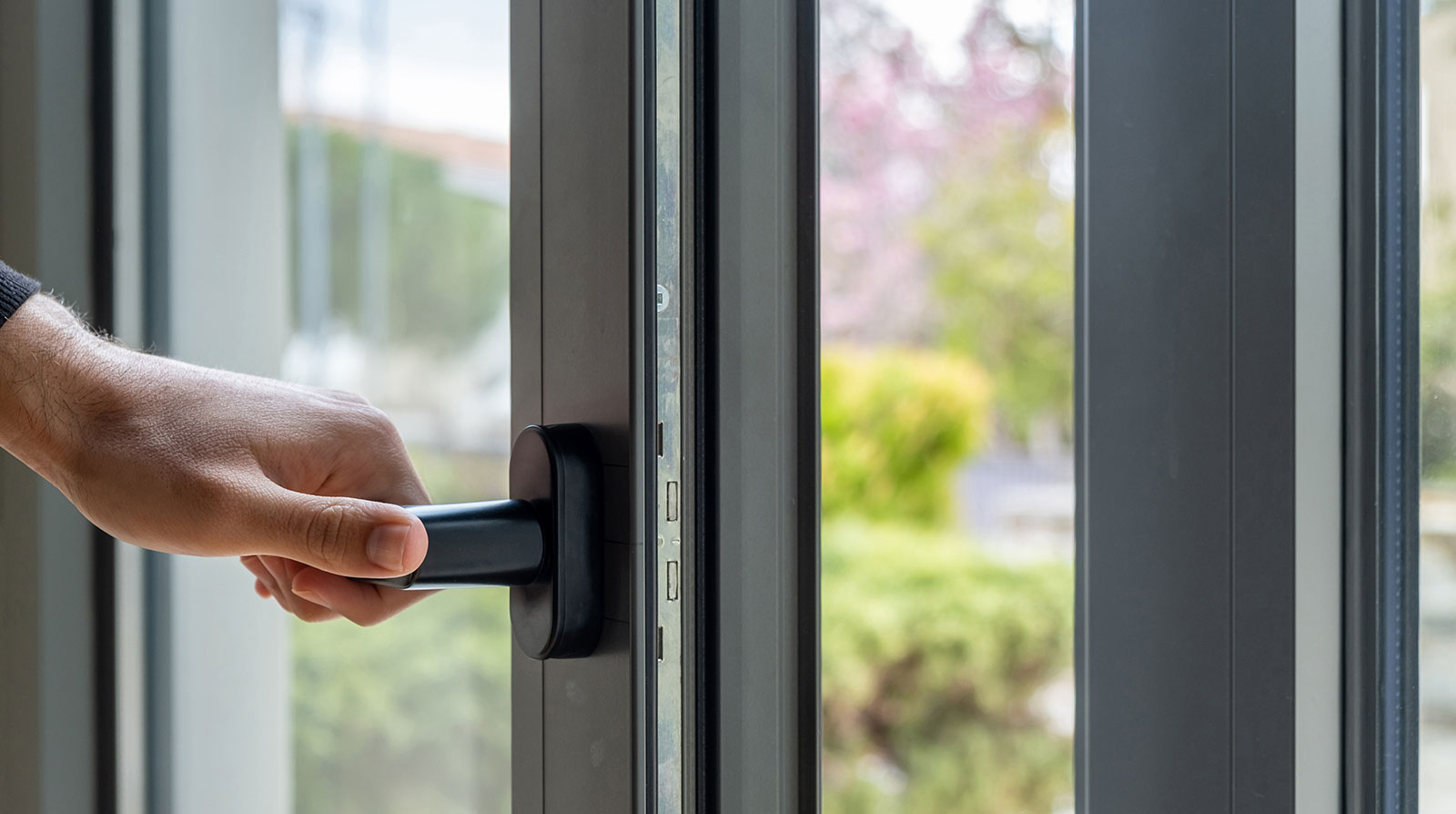 Person öffnet Fenster