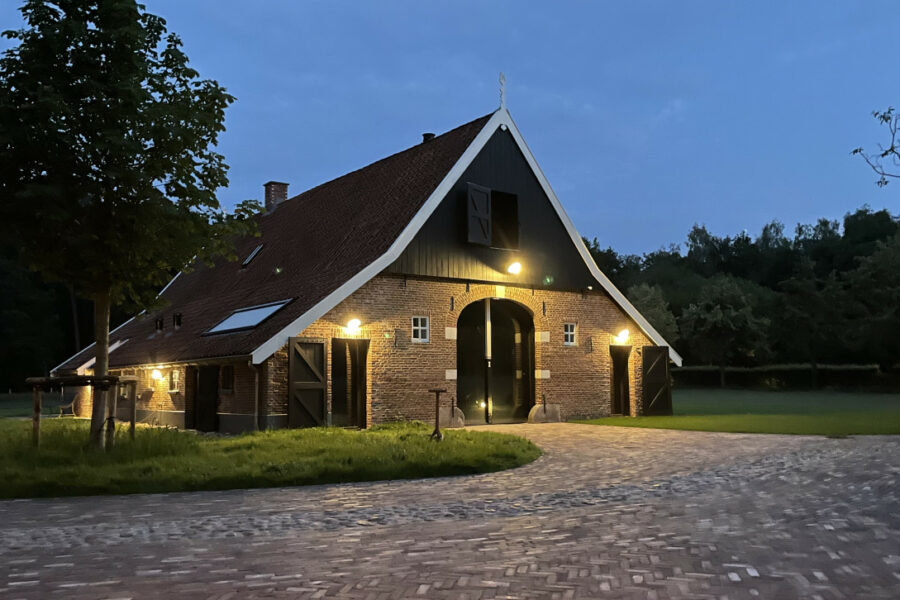 Beleuchtetes Bauernhaus am Abend