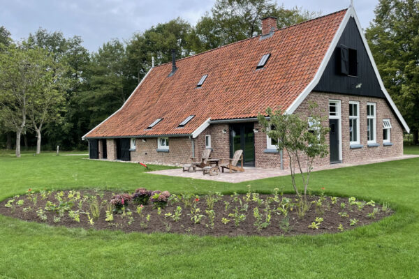 Bauernhaus von außen mit Terasse